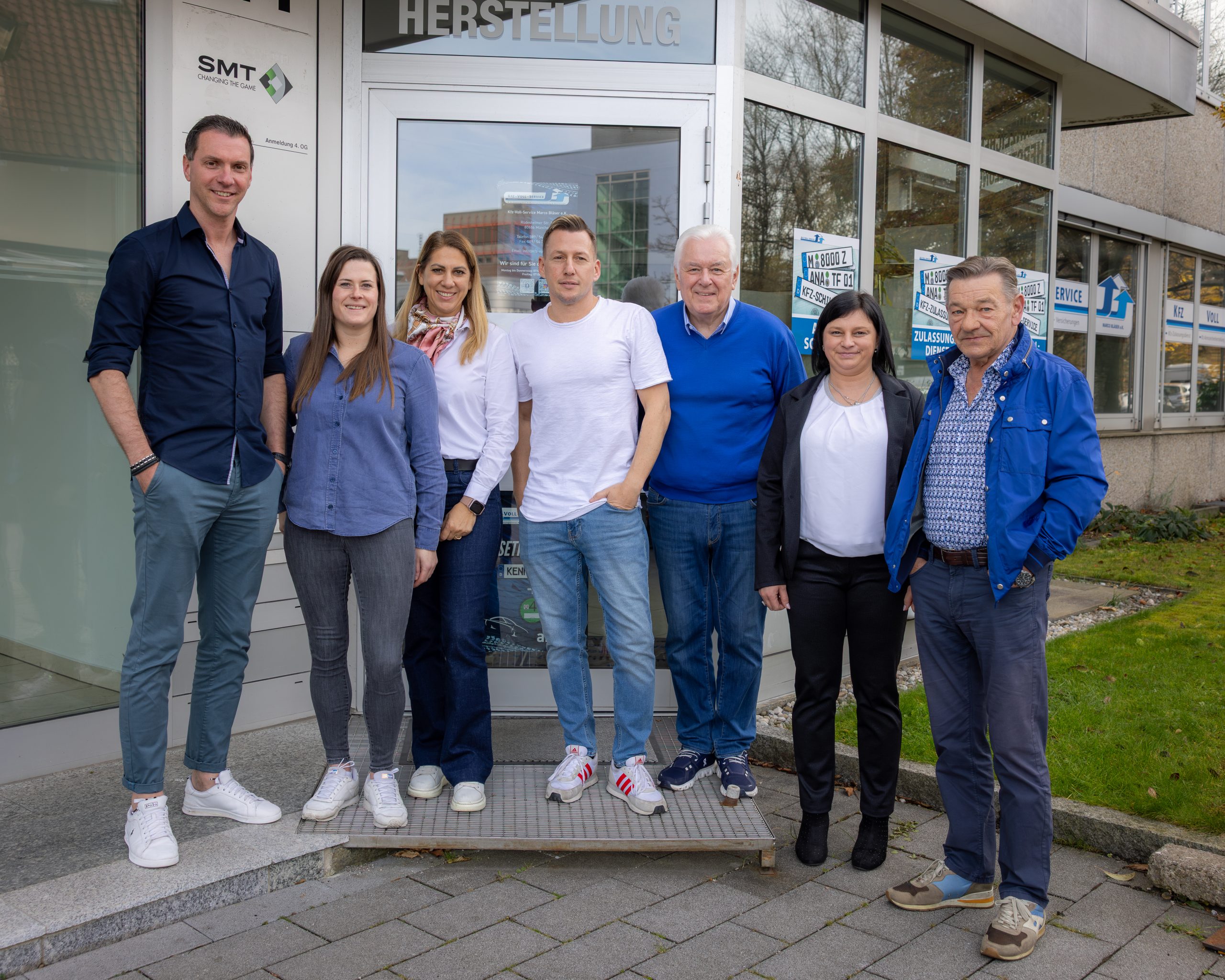 Das gesamte Team von KFZ-Voll-Service vor dem Standort